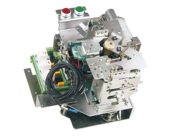 ZDGK-12（F柜）彈簧操動(dòng)機(jī)構(gòu)檢產(chǎn)品有無(wú)運(yùn)輸變形將機(jī)構(gòu)安裝固定在負(fù)荷開(kāi)關(guān)上，使用專(zhuān)用的操作 手柄插人到機(jī)構(gòu)上部，順時(shí)針旋轉(zhuǎn)120度，機(jī)構(gòu)完成彈簧儲(chǔ)能?；螂妱?dòng)…